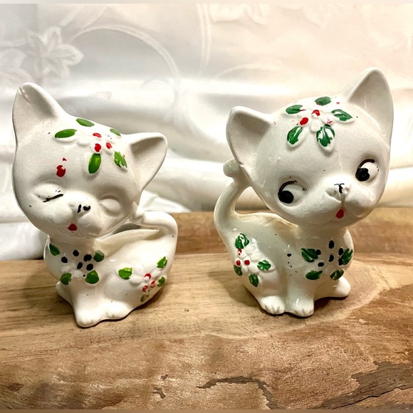 Vintage Norcrest Christmas Holiday Cats Salt & Pepper Shakers MCM 1960's era - Picture 2 of 7